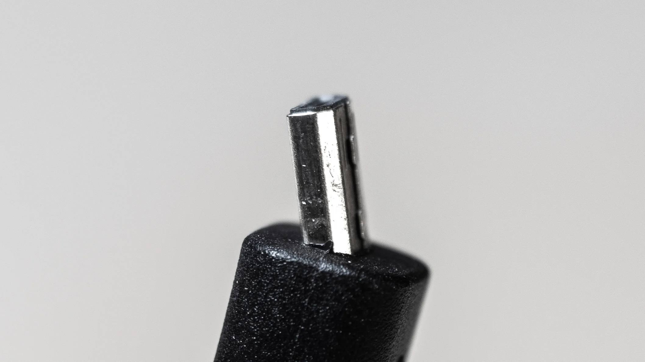 The bend HDMI cable
