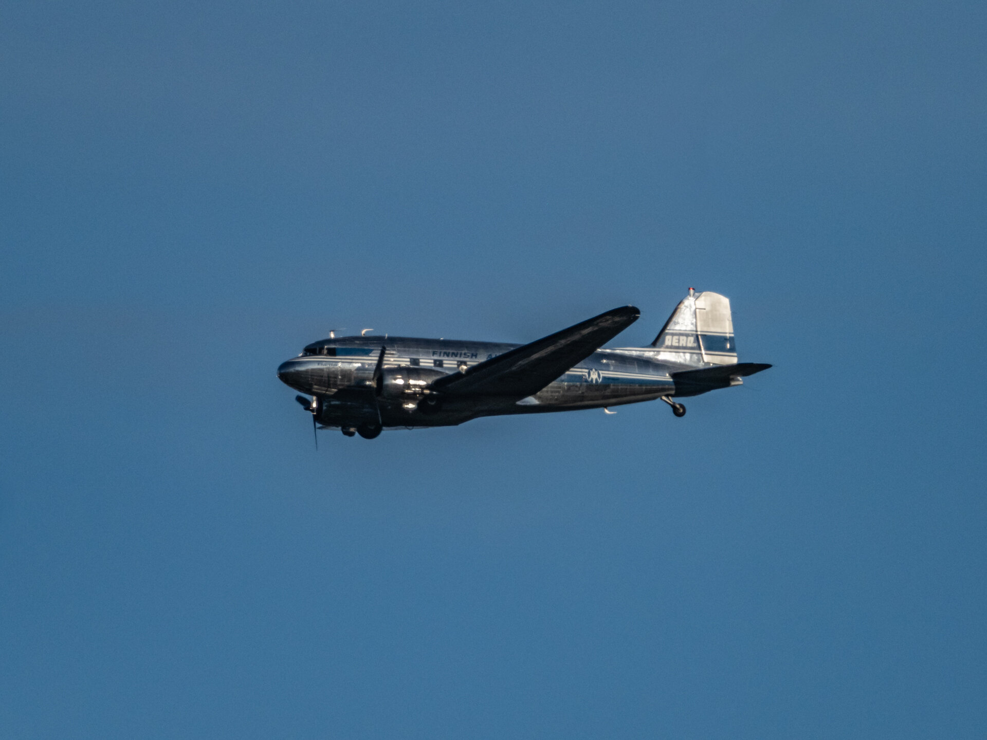 The DC-3 Air Veteran is about 2km (1,24 miles) from the spot I photographed it.Olympus E-M1 MKIII, M.Zuiko 100-400mm f5.0-6.3 + MC-20 at 800mm (1600mm in FF)1/2000s f13 ISO800, handheld.